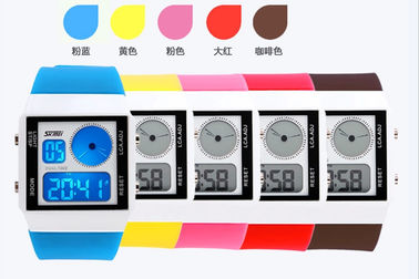 สองโซนเวลากีฬา Mutifunction ดิจิตอลสายนาฬิกาพลาสติกที่มี 5 สี Backlights