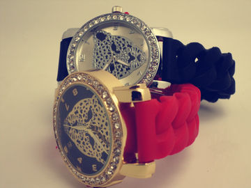 เสือดาวคริสตัลซิลิโคนสายรัดข้อมือนาฬิกาสีแดง / สีดำปลอดสนิม