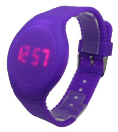 สีม่วงใบหน้ากลม LED นาฬิกาข้อมือดิจิตอลสำหรับผู้หญิงที่มีโลโก้ Debossed