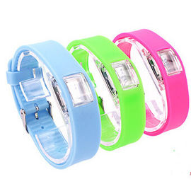 ที่กำหนดเองสีเขียววงซิลิโคน LED แฟชั่นนาฬิกาข้อมือดิจิตอลด้วยแบตเตอรี่เปลี่ยน
