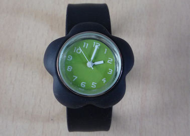 กรณีดอกไม้สีดำแบบ Dial แฟชั่นควอตซ์สีเขียวซิลิโคนสายรัดข้อมือตบนาฬิกา 1 ตู้เอทีเอ็ม